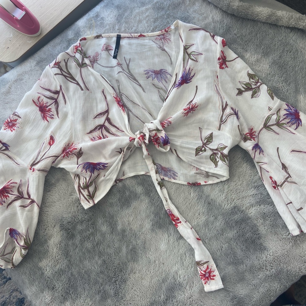 Tie in the front crop top floral